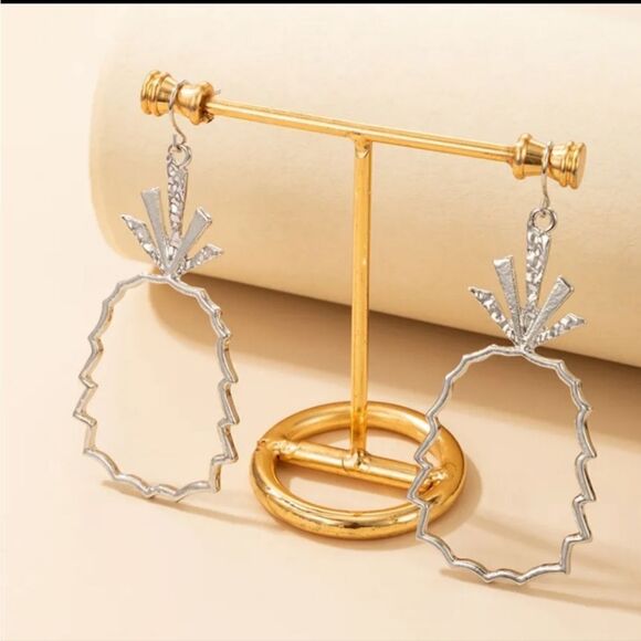 lovey girl boutique Jewelry - New HOLLOW PINEAPPLE DANGLE EARRINGS